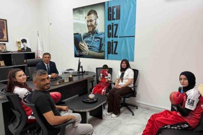 Başarılı sporculardan Beylikova Gençlik ve Spor İlçe Müdürü Gülmez’e ziyaret