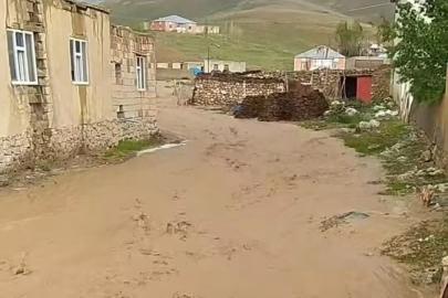 Başkale’de sağanak sonucu sel meydana geldi