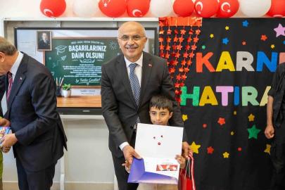 Başkan Er öğrencilerin karne heyecanına ortak oldu