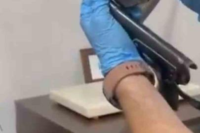 Başkan yardımcısının odasından ruhsatsız silah çıktı