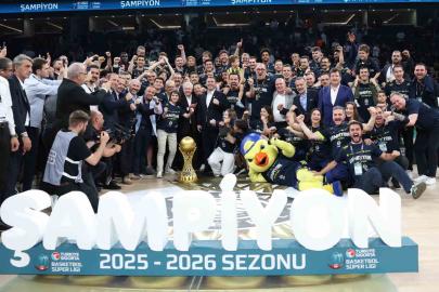 Basketbol Süper Ligi’nde şampiyon Fenerbahçe Beko kupasını aldı