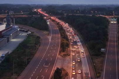 Bayram bitti trafik bitmedi: Düzce geçişinde kilometrelerce kuyruk