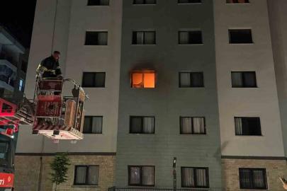 Binada korkutan yangın: 2 kişi dumandan etkilendi