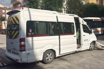 Biri işçi servisi toplam 4 aracın karıştığı kazada 9 kişi yaralandı