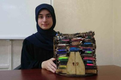 Biriktirdiği küçük kalemlerden minyatür ev yaptı