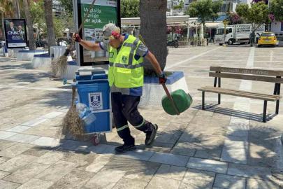 Bodrum sokaklarını müzikle temizliyor