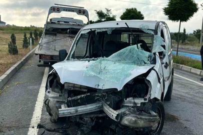 Bolu’da kontrolden çıkan hafif ticari araç devrildi: Sıkışan sürücüyü itfaiye kurtardı