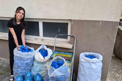 Boyu kadar mavi kapağı depremzedeler için topladı