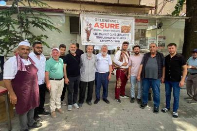 Cemaat ve esnaflar imece usulü ile hazırladığı  2 bin kap aşureyi dağıttı