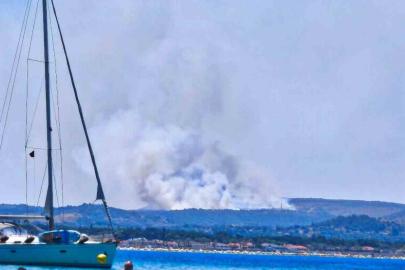 Çeşme’de çöplükte çıkan yangın makilik alana sıçradı