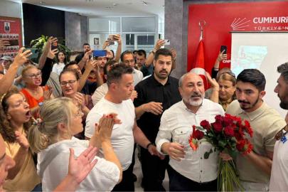CHP İzmir İl Başkanlığı’nda ’Karanfil’ gerginliği