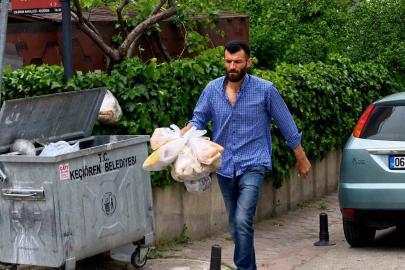 Çöpe atılan tonlarca ekmeği toplayıp hayvanlara ulaştırıyor