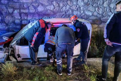 Çorum’da hafif ticari araç istinat duvarından yan yola uçtu: 2 yaralı