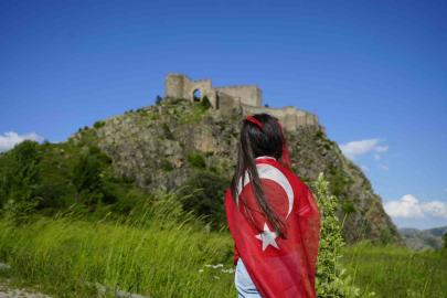 Dağcılar, 700 yıllık Kov Kalesi’ne Türk bayrağı asarak Milli Takım’a destek verdi