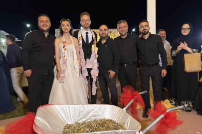 Damadın arkadaşlarından ilginç düğün takısı: 10 bin TL’lik madeni parayı el arabasıyla getirdiler