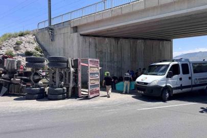 Damperi açılan kamyon köprüye çarptı: 1 ölü