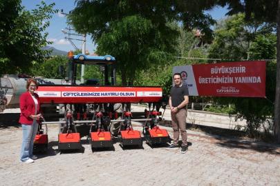 Denizli Büyükşehirden Bozkurtlu üreticilere çapa makinesi desteği