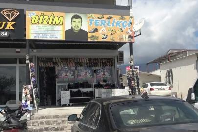 Depremde eşini kaybeden esnaf, müşterileri kendisini tanısın diye vesikalık fotoğrafını iş yerinin önüne astı