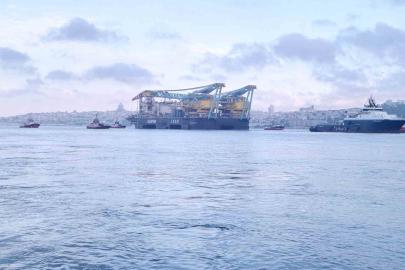 Dev vinç gemisi ’Saipem 7000’ İstanbul Boğazı’ndan geçiyor