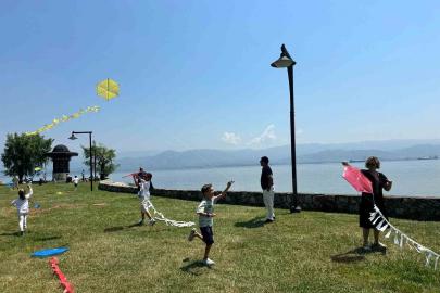 Diplomat çocukları "barış" için uçurtma uçurdu
