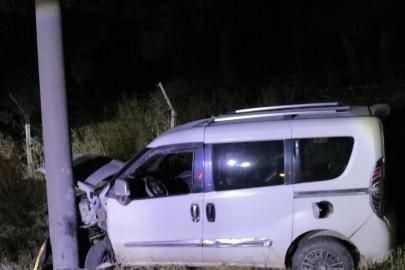 Direğe çarpan hafif ticari aracın sürücüsü yaralandı