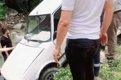 Direksiyon hakimiyeti kaybolan otomobil şarampole uçtu