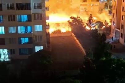 Diyarbakır’da korkutan yangın: Geceyi gündüze çeviren alevler apartmanlara sıçramadan söndürüldü