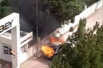 Diyarbakır’da seyir halindeki araç alev topuna döndü