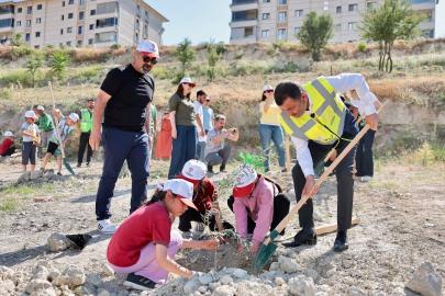 Doğayla buluşan çocuklar zeytin fidanlarıyla yeşile katkı yaptı