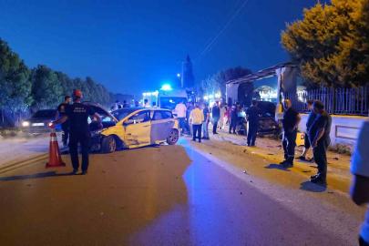 Düğün salonu önünde kaza: 4 yaralı