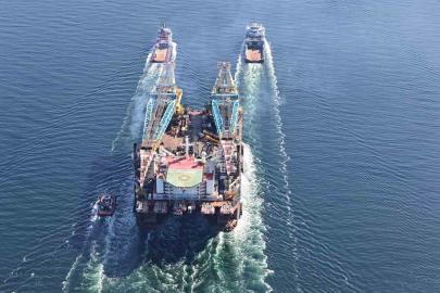 Dünyanın 3’üncü büyük ağır kaldırma vinci Çanakkale Boğazı’ndan geçti