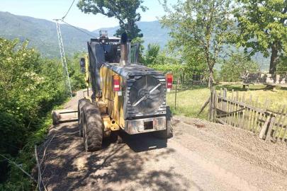 Düzce’de köy yollarında çalışmalar sürüyor