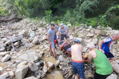 Düzce’de şelalede yürüyüş yaparken yaralanan turist kurtarıldı