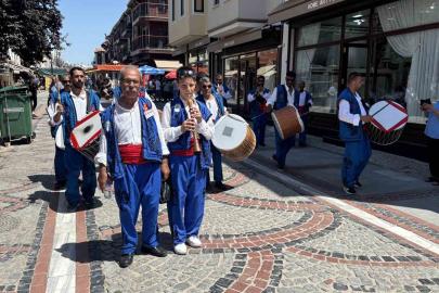 Edirne’de davul-zurna ekibinden esnafa Kırkpınar daveti