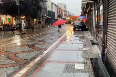 Edirne’de yağmura yakalanan vatandaşlardan ilginç çözüm