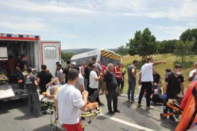 Edirne’de yolcu minibüsü tıra çarptı: 16 yaralı