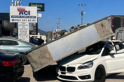 Edremit’te market tabelası devrildi, facianın eşiğinden dönüldü