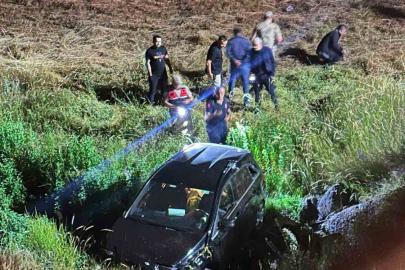 Elazığ’da kontrolden çıkan cip köprüden dereye uçtu: 3 yaralı
