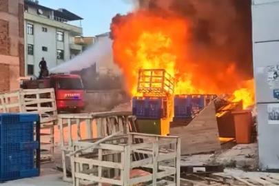 Elazığ’da palet yangını binaya sıçradı: Gökyüzünü kara dumanlar kapladı