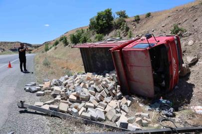 Elazığ’da parke taşı yüklü kamyonet devrildi: 2 yaralı