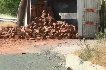 Elazığ’da tuğla yüklü kamyon devrildi: 1 yaralı