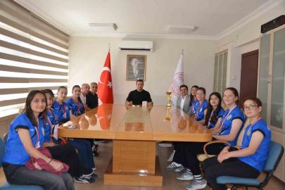 Emet Kaymakamı Başkapan, il birincisi kız voleybol takımını kabul etti