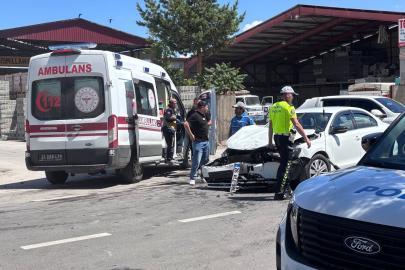 Erzincan’da 3 araçlı trafik kazası güvenlik kamerasına yansıdı