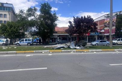 Erzincan’da şiddetli rüzgardan ağaçlar devrildi, çatılar uçtu