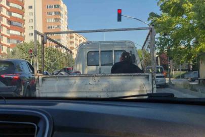 Eskişehir’de kamyonet kasasında tehlikeli yolculuk