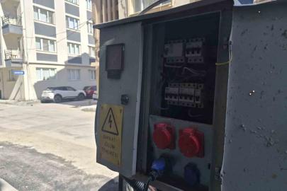 Eskişehir’de kapağı açık bırakılan elektrik panosu korkutuyor