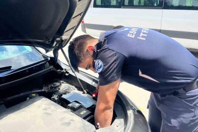Eskişehir’de motor bölümüne sıkışan kediyi itfaiye ekipleri kurtardı
