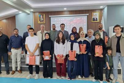 Eskişehir’de umre ödüllü bilgi yarışmasının kazananları ödüllerine kavuştu