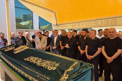 Fabrikada elektrik faciasında ölen işçi, mesai arkadaşlarının omzunda son yolculuğuna uğurlandı