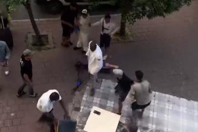 Fatih’te yabancı uyruklu şahıslar arasında bıçaklı kavga kamerada